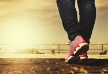 Колико брзо ходате? То открива много тога о вашем здрављу! Девојка шета