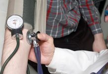 Превентивни прегледи у зајечарском Здравственом центру 3. новембра Доктор мери пацијенту крвни притисак