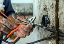 РАДОВИ НА ЕЛЕКТРИЧНОЈ МРЕЖИ: Поједина зајечарска села и становници града Зајечара сутра без струје Електричар ради са електричним кабловима