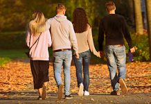 После хладног јутра стиже ведар и топао дан, највиша дневна температура до 18 степени Јесен, пријатељи шетају у парку