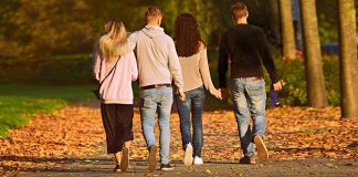 После хладног јутра стиже ведар и топао дан, највиша дневна температура до 18 степени Јесен, пријатељи шетају у парку