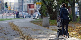 Топлије јутро уз сунчане периоде, поподне ново наоблачење са кишом Јесен, жена шета дете у дечијим колицима