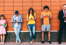 Центиметри су битни: Високи људи чешће обољевају од ове болести Људи поређани по висини користе мобилне телефоне