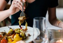 Није реч о мршављењу: Зашто је важно да вечерате пре 18 часова Људи вечерају