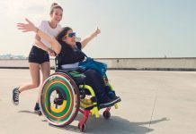 „Стоп – може и другачије” перформанс поводом обележавања манифестације „Недеља жена са инвалидитетом” у Зајечару Млада девојка гура своју пријатељицу у колицима