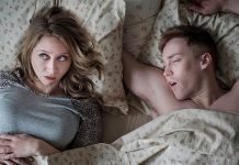 Није наивно: Како спавање крај особе која хрче штети вашем здрављу Млади пар у кревету, мушкарац хрче