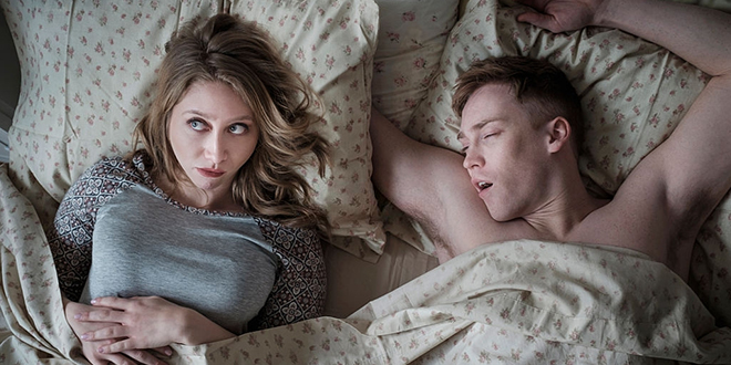 Млади пар у кревету, мушкарац хрче