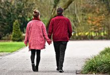 Сунчано и мирно време током дана, мраз само ујутру Момак и девојка шетају