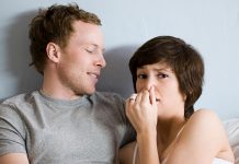 „Упс, омакло се“: Колико често је нормално испуштати гасове, а када треба да се забринете? Мушкарац испушта гасове док се његова девојка држи за нос