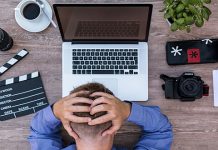 Избор назива домена – путеви и странпутице Мушкарац се нервира испред лаптопа