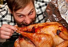 Како преживети сезону слава без вишка килограма Мушкарац се спрема да поједе ћурку