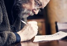 „Рупе“ у памћењу и лажне успомене: Како, зашто и код кога се јављају Старији мушкарац решава укрштеницу у новинама