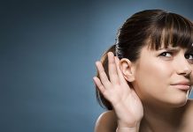 Слабо чујете? Одмах посетите лекара јер би могло да вам се деси и… Жена има проблема са слухом