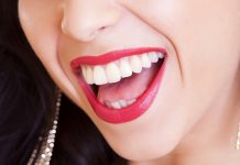 У неколико корака до очаравајућег осмеха: Како да вам зуби буду бељи Девојка са блиставо белим зубима