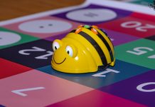 Ученици ШОСО „Јелена Мајсторовић” у Зајечару добили роботе „пчелице“ (ФОТО) „Фонд Б92” — Донација подних робота у облику пчела ШОСО „Јелена Мајсторовић” Зајечар