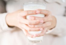 У свему треба имати мере: Колико треба да пијете млека, кафе… Жена држи чашу са млеком