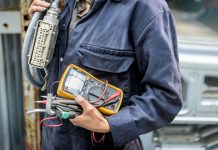 Планско искључење: Поједине зајечарске улице сутра без струје Жена електричар