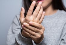 Да ли имате неко аутоимуно обољење? Ови симптоми су знак за аларм Жена осећа бол у зглобу