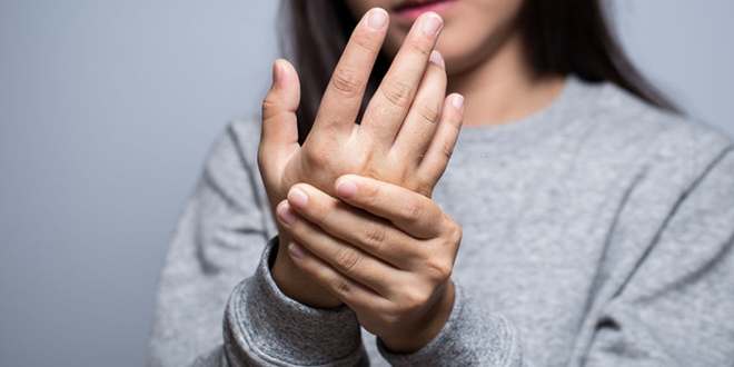 Жена осећа бол у зглобу