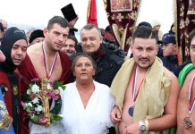 У Кладову на Богојављење 20. пливање за Часни крст Богојављенско пливање за Часни крст у Кладову