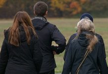 Облачно у већем делу Србије, поподне разведравање Људи шетају