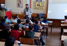 Дружење песника Николе Стојановића са ђацима ОШ „Десанка Максимовић” у Зајечару Песник Никола Стојановић у посети Основној школи „Десанка Максимовић” у Зајечару