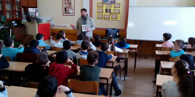 Песник Никола Стојановић у посети Основној школи „Десанка Максимовић” у Зајечару