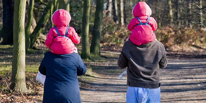 Родитељи шетају са својом децом Родитељи шетају са својом децом