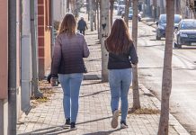 Пролећни дани: Сунчани интервали и благи пораст температуре Девојке шетају улицом у Зајечару