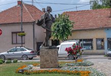 Полагање венаца за Дан државности у Зајечару Споменик Хајдук Вељку Петровићу у Зајечару