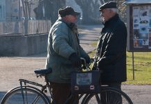 Од понедељка почиње исплата јануарских пензија: Поштар доноси увећане пензије Старији мушкарци причају на улици