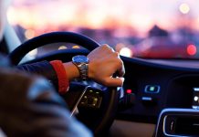 АМСС: Регистрација обавезна и у току ванредног стања АМСС — Мушкарац вози аутомобил