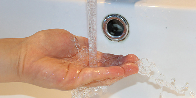 Чесма, вода, жена пере руке