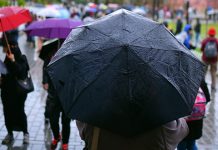 Облачно и хладно: Киша, суснежица и снег широм Србије Киша, људи носе кишобране