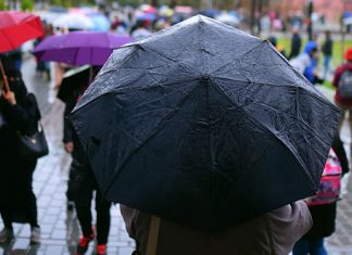 Облачно и хладно: Киша, суснежица и снег широм Србије Киша, људи носе кишобране