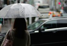 Облаци, повремена киша и умерен ветар Киша, људи носе кишобране