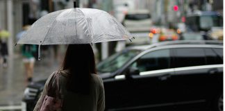 Облаци, повремена киша и умерен ветар Киша, људи носе кишобране