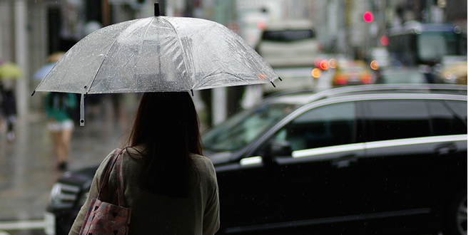Киша, људи носе кишобране Киша, људи носе кишобране