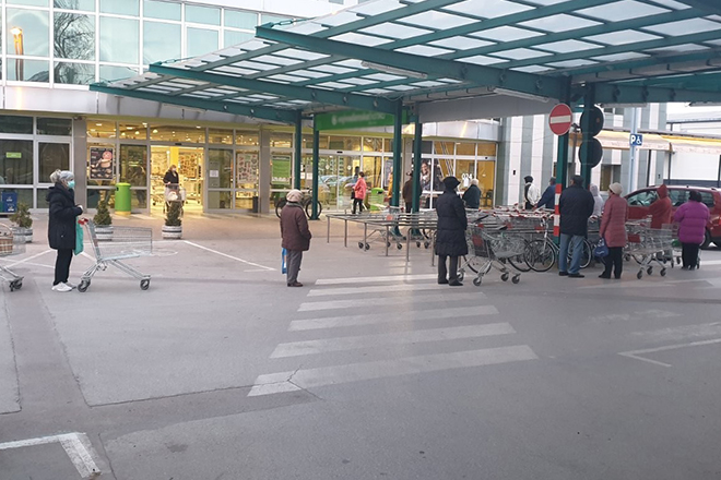 Ministar Stefanović — Obilazak prodavnica u kojima su penzioneri kupovali namirnice