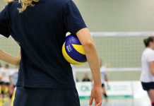 Градско такмичење у одбојци за основце у Зајечару Одбојка, девојка држи одбојкашку лопту