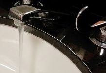 Радови на Тупижничком цевоводу: Мештани Грлишта наредна четири дана без воде Славина за воду, лавабо