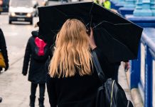 Хладно јутро, током дана облачно са кишом Киша, жена носи кишобран