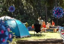 Први мај – Међународни празник рада у сенци епидемије корона вируса Људи на пикнику — COVID-19