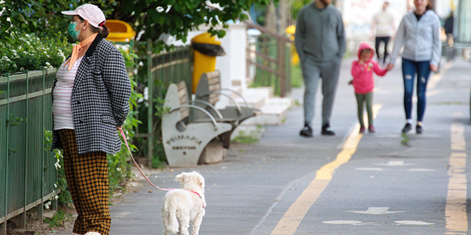 Људи шетају на улици