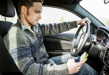 Расте број саобраћајних незгода изазваних употребом мобилних телефона Мушкарац држи мобилни телефон док вози аутомобил