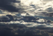 Облаци над већим делом Србије, сунце само на северу Тамни облаци, облачно време