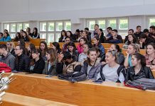 Повољности студирања на Факултету за Менаџмент Зајечар Факултет за менаџмент Зајечар — Студенти у Амфитеатру