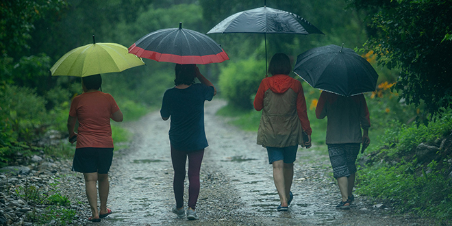 Киша, људи носе кишобране