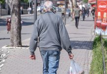 Од данас дозвољено окупљање до 1.000 људи и публика на утакмицама Улица, људи шетају