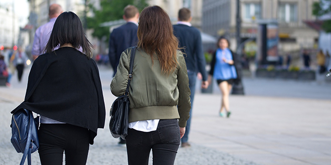 Улица, људи шетају